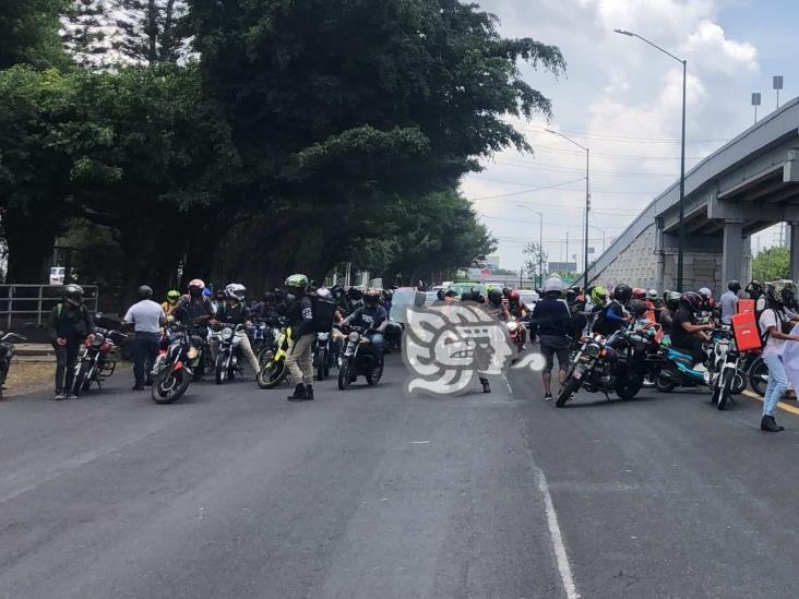 Motorepartidores bloquean salida y centro de Xalapa por acoso de SSP