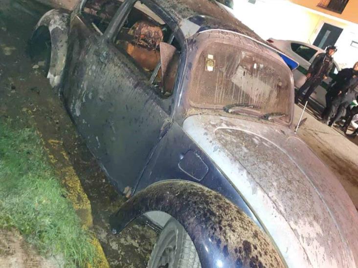 Bomberos acuden apagar incendio de un VW en la Unidad Arboledas de Xalapa