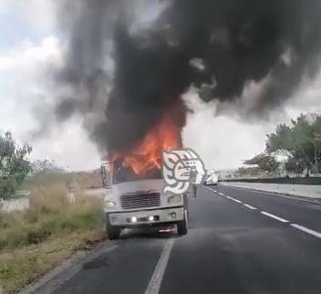 Camión cargado de leche se incendia en la recta de Cerro Gordo
