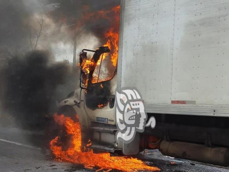 Camión cargado de leche se incendia en la recta de Cerro Gordo