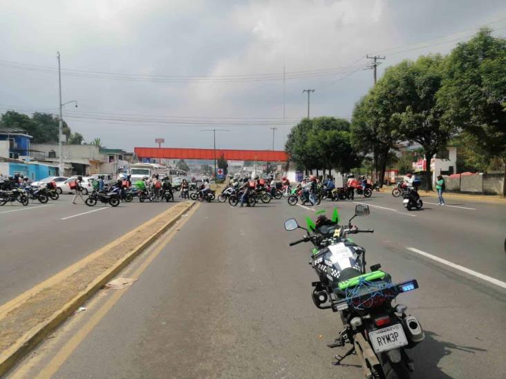 Motorrepartidores bloquean salida de Xalapa hacia México