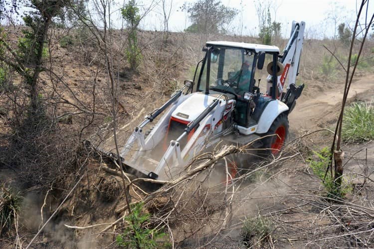 Dezasolvan drenaje en muro de contención en río La Antigua