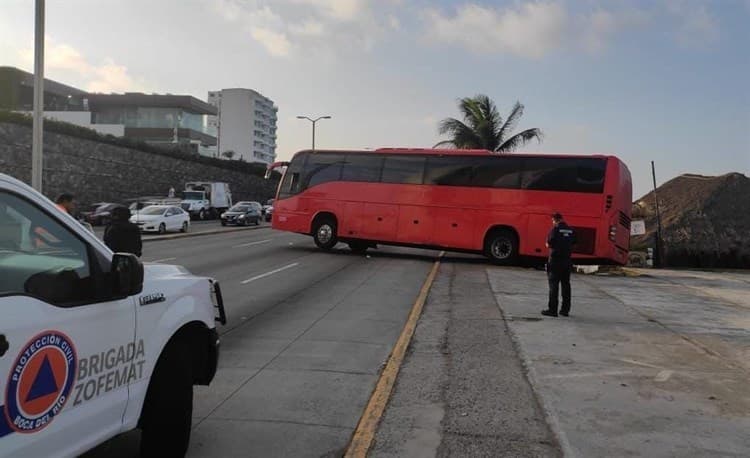 Quiso dar la vuelta, se le apagó el camión y quedó suspendido ¡en Boca del Río!