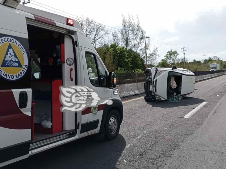 Un lesionado tras volcadura de camioneta en Emiliano Zapata