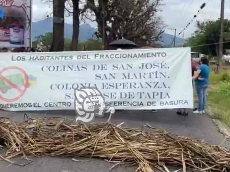 Habitantes de unidad Colinas de San José bloquean carretera, en Córdoba