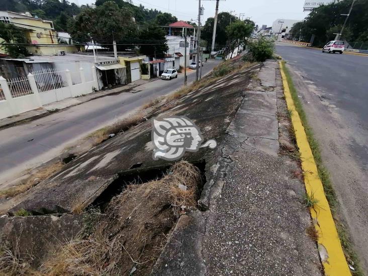 Peligroso deslave en la avenida Zaragoza de Coatzacoalcos