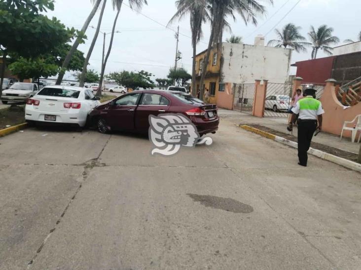 Tres lesionados deja choque contra objeto fijo en Coatzacoalcos