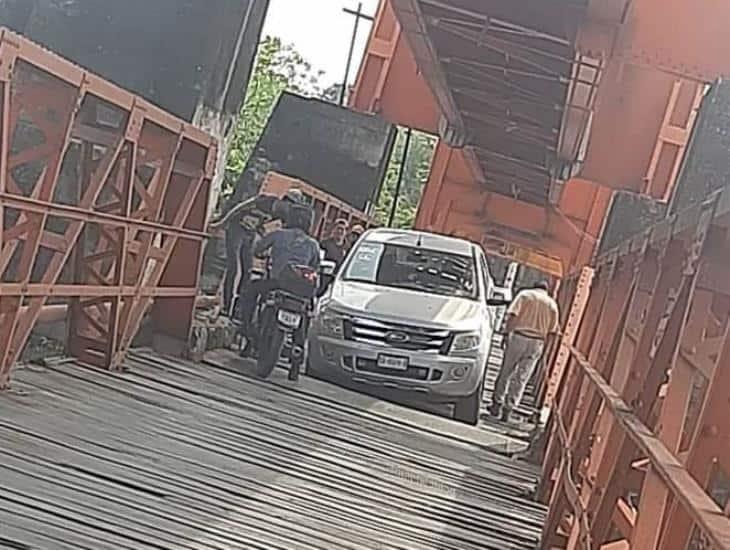 Camioneta se queda atorada en puente de Soledad de Doblado