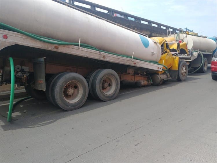 Pipa con agua sufre falla mecánica y obstruye la vialidad en Boca del Río