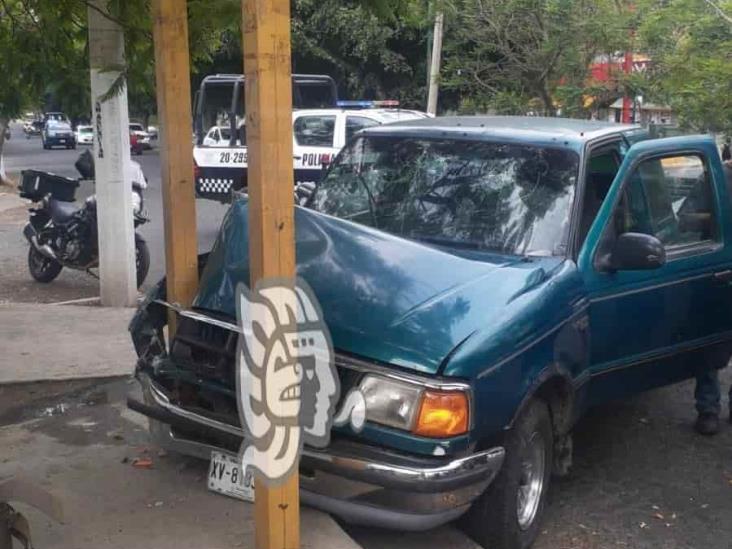 Camioneta choca contra puente peatonal en Xalapa; hay dos lesionados