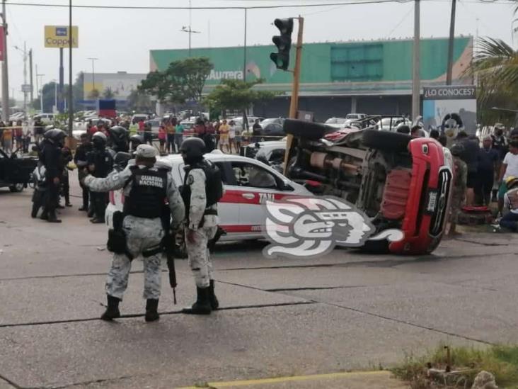 Movilización en Coatzacoalcos por disparos y aparatosa volcadura