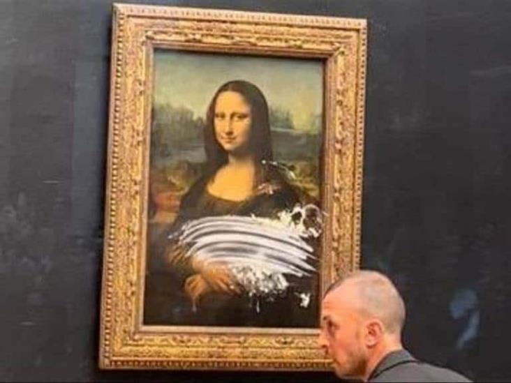 Atacan con pastel a La Mona Lisa de Leonardo da Vinci