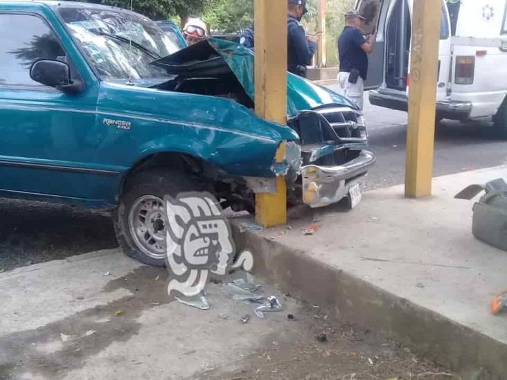 Camioneta choca contra puente peatonal en Xalapa; hay dos lesionados