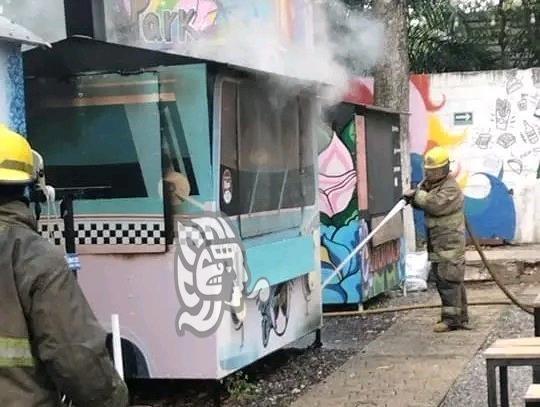 Corto circuito originó fuego en local de Food Park en Minatitlán