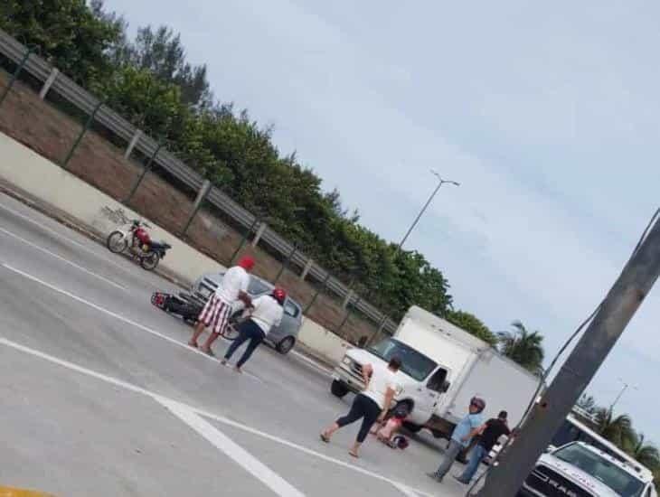 Familia a bordo de una motocicleta resultó herida tras derrapar en Veracruz