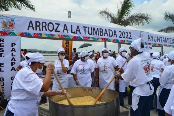 Realizan Arroz a la tumbada más grande del mundo por fiestas de Alvarado