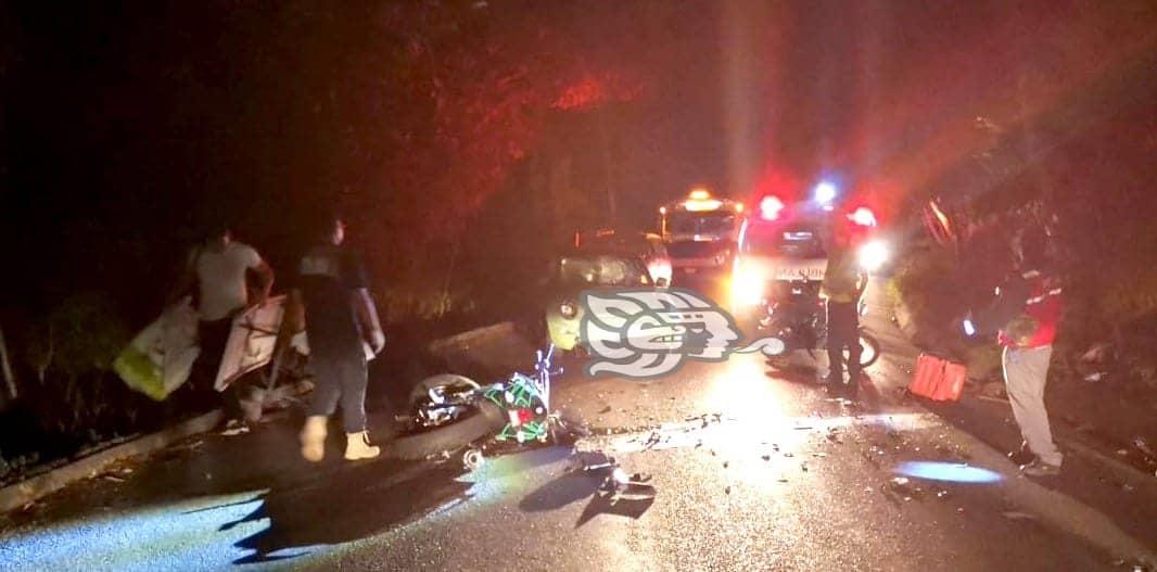 Se mata motociclista al chocar contra un auto en la carretera Xico-Teocelo