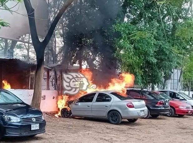 Corto circuito originó fuego en local de Food Park en Minatitlán