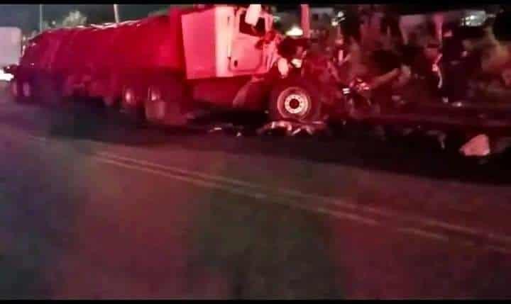 Choque entre tráilers sobre la carretera a Alvarado, Veracruz deja un muerto