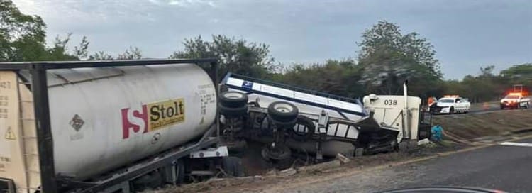 Vuelca tráiler cargado con sustancias tóxicas sobre la autopista Córdoba-Veracruz