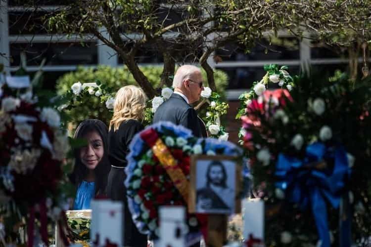 Presidente de EU visita a los familiares de las víctimas del tiroteo en Texas