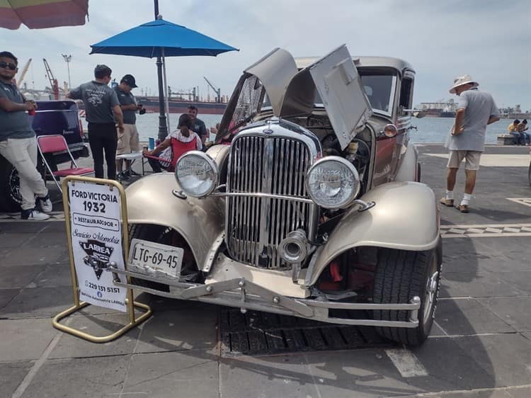 Realizan exhibición de autos clásicos, en Veracruz