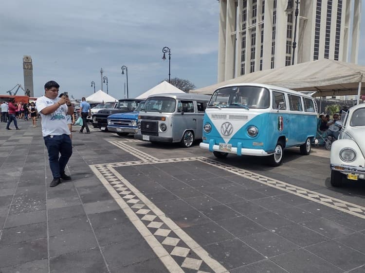 Realizan exhibición de autos clásicos, en Veracruz