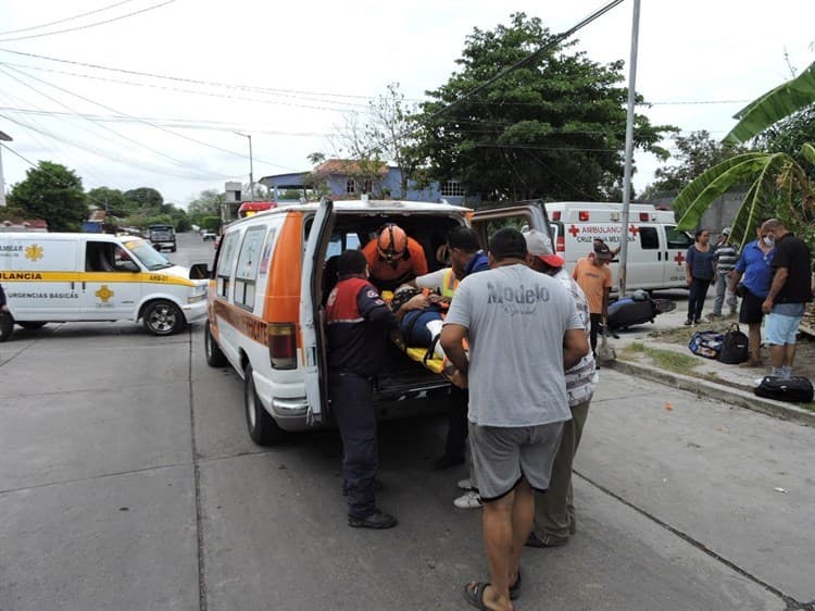 Camioneta atropella a dos motociclistas en Tierra Blanca