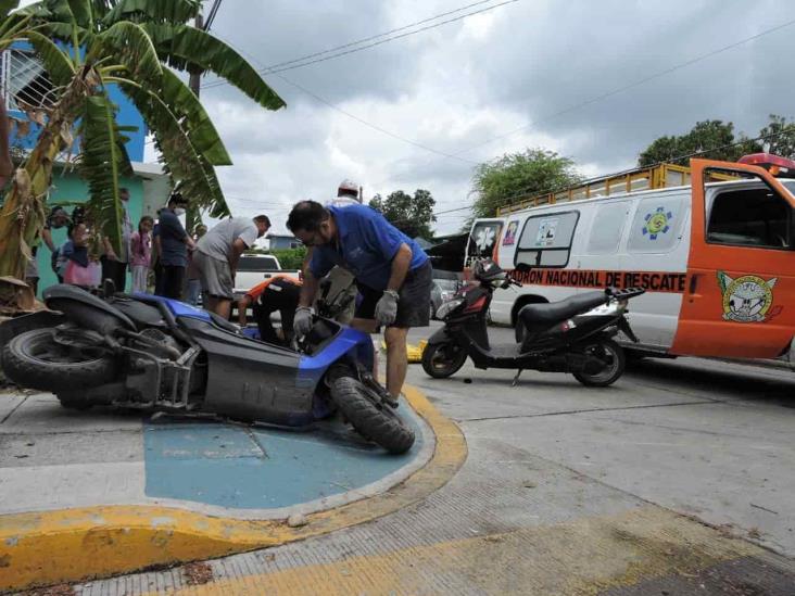 Camioneta atropella a dos motociclistas en Tierra Blanca