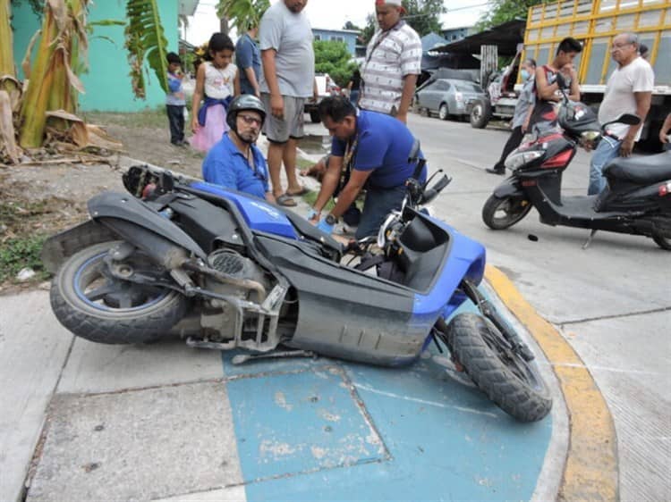 Camioneta atropella a dos motociclistas en Tierra Blanca