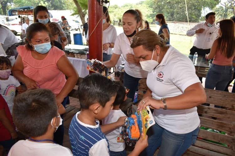 Damas de la CMIC Veracruz Puerto entregan juguetes a niños de Yanga