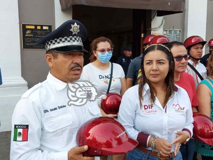 En Misantla, donan cascos protectores para motociclistas