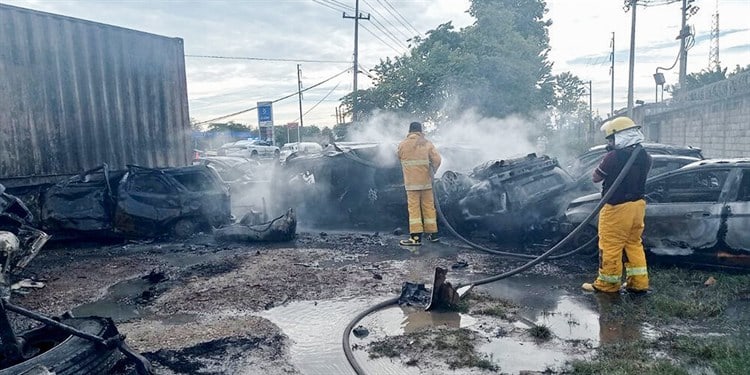 Tráiler provoca el incendio de más de 25 vehículos en la Cárdenas-Coatzacoalcos