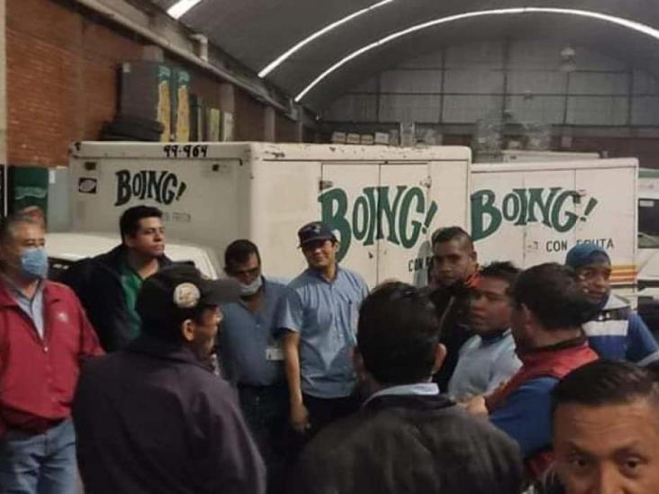 Empleados de refresquera acusan malos tratos; hacen paro en Río Blanco