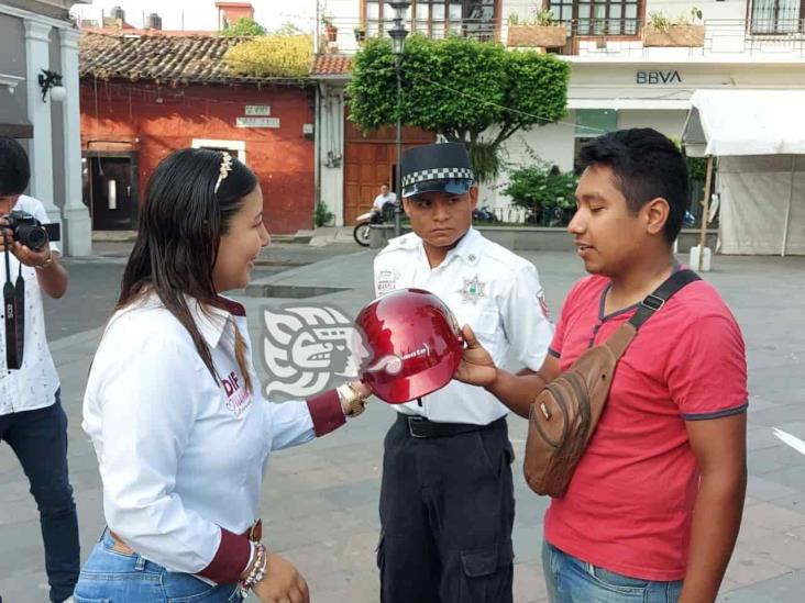 En Misantla, donan cascos protectores para motociclistas