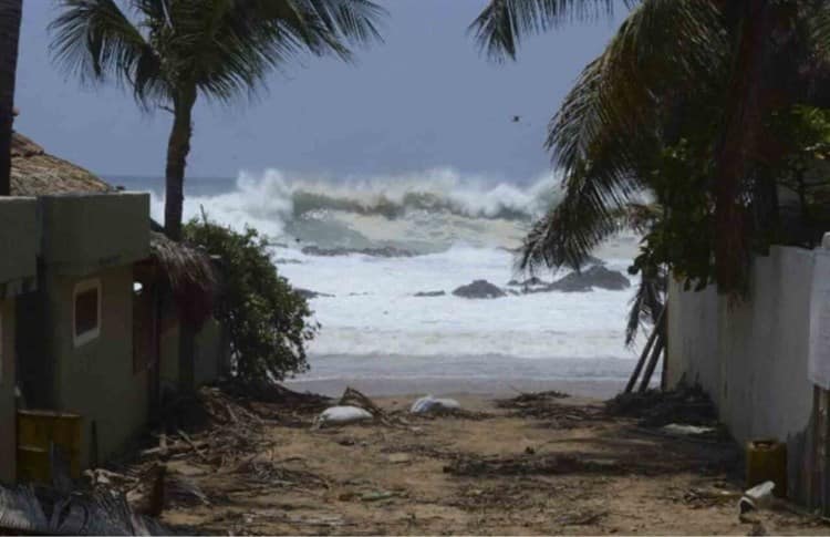 Huracán Agatha pierde fuerza al tocar tierra en Oaxaca y baja a categoría 1