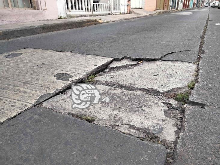 ¡Se inunda de baches! Vecinos urgen reparación de la calle José Azueta, en Xalapa