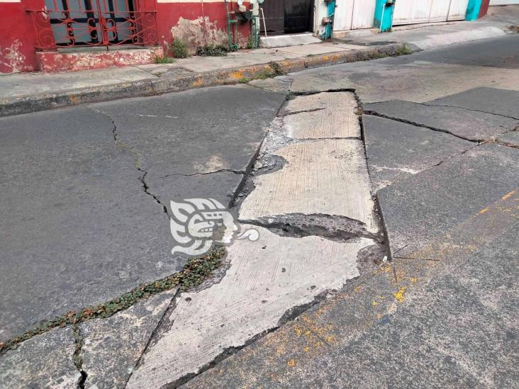 ¡Se inunda de baches! Vecinos urgen reparación de la calle José Azueta, en Xalapa