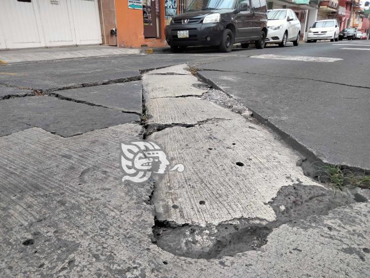 ¡Se inunda de baches! Vecinos urgen reparación de la calle José Azueta, en Xalapa