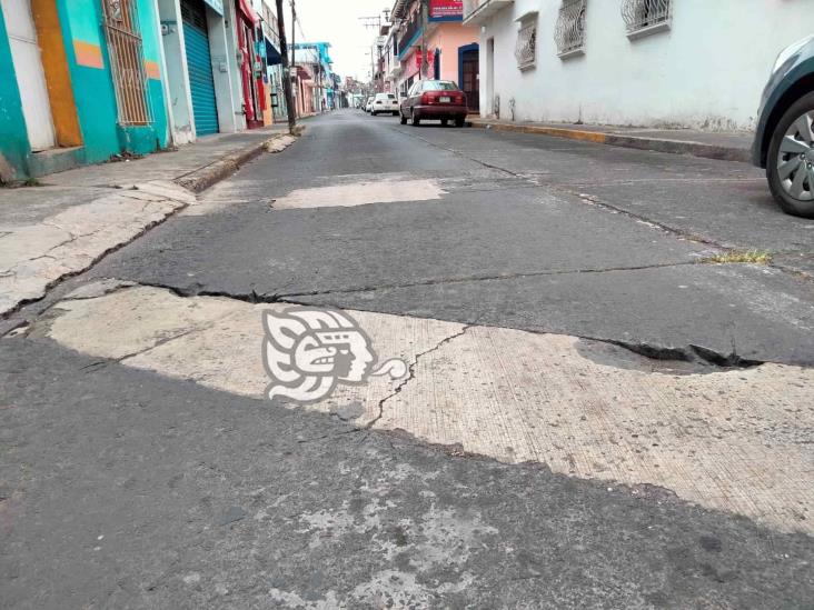 ¡Se inunda de baches! Vecinos urgen reparación de la calle José Azueta, en Xalapa