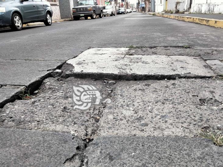 ¡Se inunda de baches! Vecinos urgen reparación de la calle José Azueta, en Xalapa