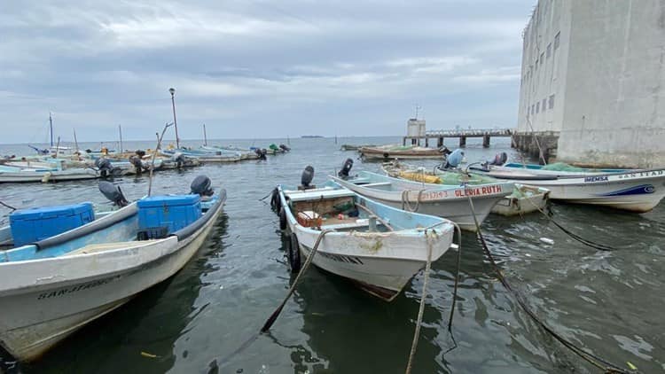Pescadores atentos para sacar embarcaciones por mal tiempo
