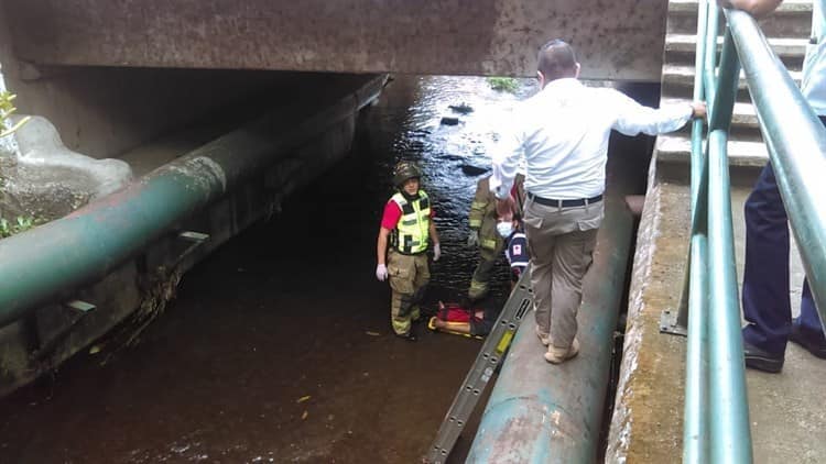 Hombre cae del Puente Puchuapan en San Andrés Tuxtla, rescatistas lo ayudaron a salir