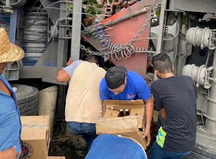 Aprovechan volcadura en carretera Córdoba-Veracruz para rapiña de cervezas