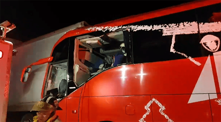 Autobús de pasajeros choca con caja de tráiler en la autopista Córdoba – Veracruz