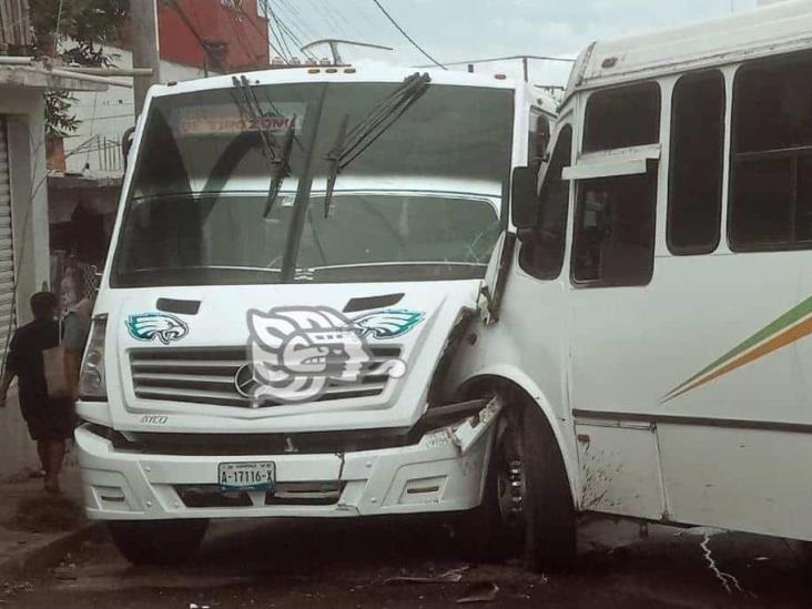 Chocan autobuses en colonia Carolino Anaya de Xalapa; hay dos pasajeros lesionados