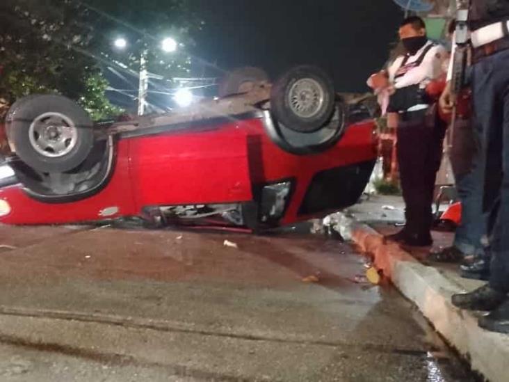 Aparatoso encontronazo entre taxi y camioneta