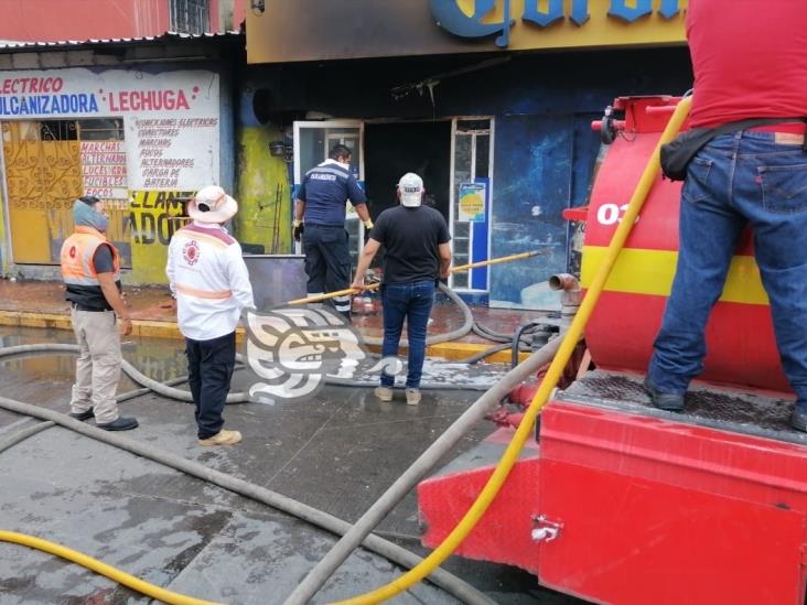 Se incendia Modelorama en Río Blanco; reportan cierre total de Camino Nacional