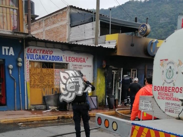 Se incendia Modelorama en Río Blanco; reportan cierre total de Camino Nacional