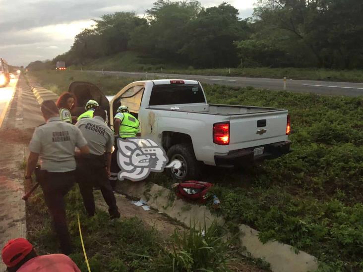 Ganadero sufre volcadura en autopista de Acayucan